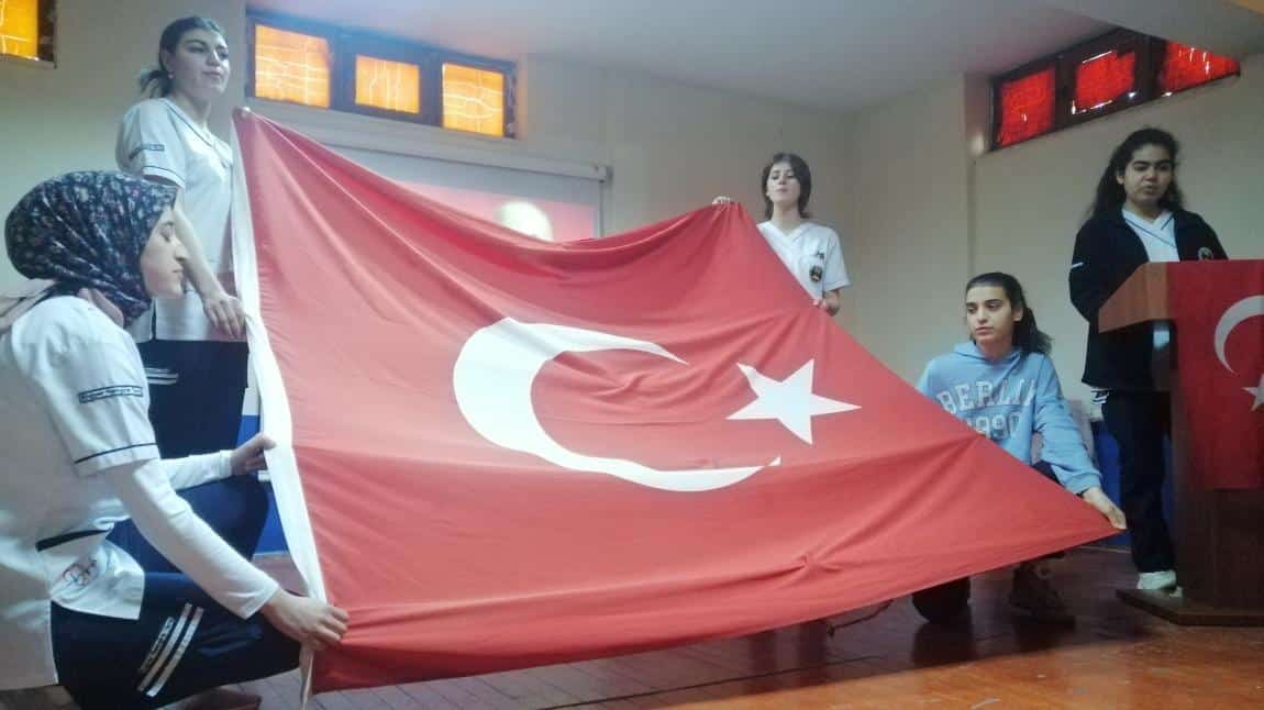12 Mart İstiklal Marşı'nın Kabulü ve Mehmet Akif Ersoy'u Anma Programı Okulumuz Konferans Salonunda Gerçekleştirildi. 